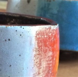 Céramique, bols en grès multicolore, détail